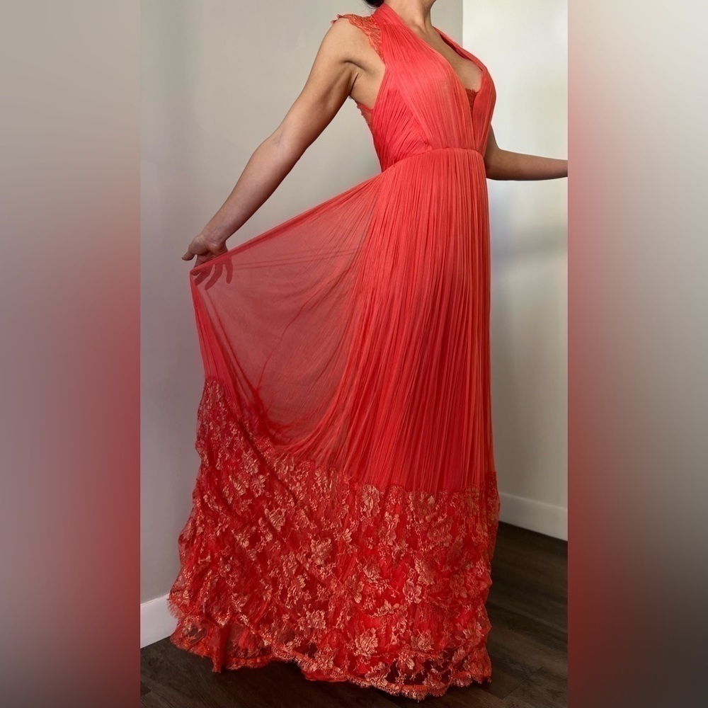 Catherine Deane Size 8 US has a stain on the right bust